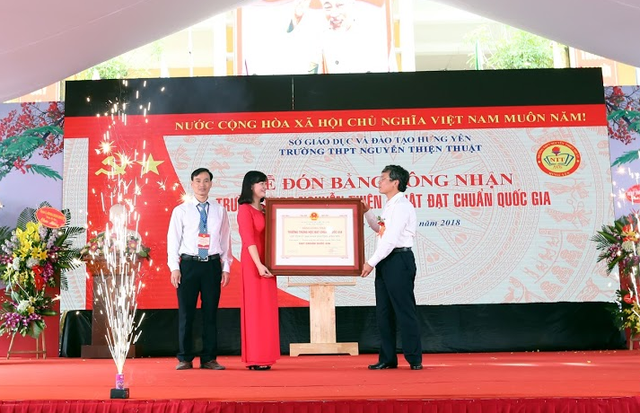 Tổ chức lễ đón bằng công nhận trường đạt chuẩn quốc gia tại Trường THPT Nguyễn Thiện Thuật (Mỹ Hào)